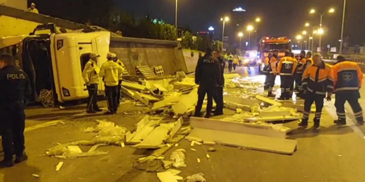 Mermer yüklü TIR yola uçtu: 1 yaralı