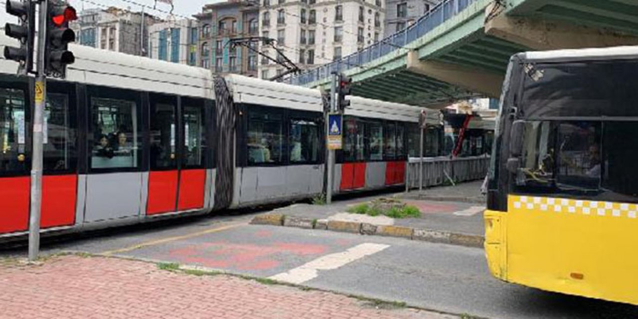 İETT otobüsü tramvaya çarptı