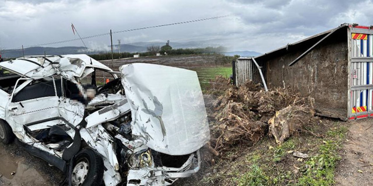 Otomobil ile kamyon kafa kafaya girdi: 2 kişi ölü
