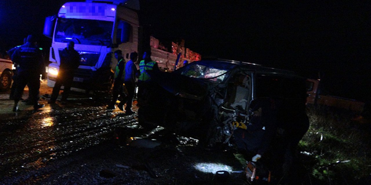 Çorum’da TIR’la otomobil kafa kafaya çarpıştı: 1 ölü