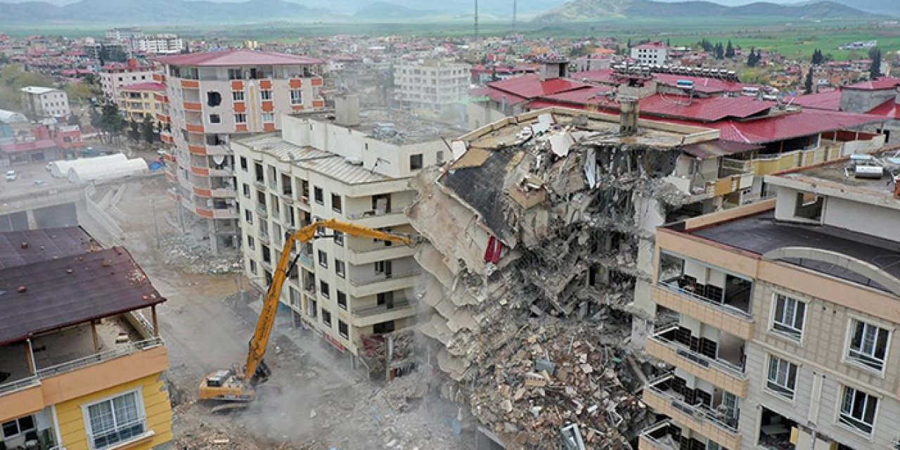 Ağır hasarlı binaların yıkımı sürüyor