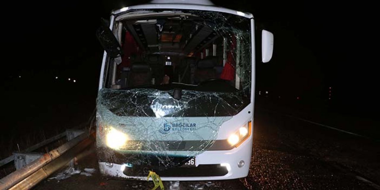 Deprem bölgesi çalışanlarının olduğu midibüs devrildi