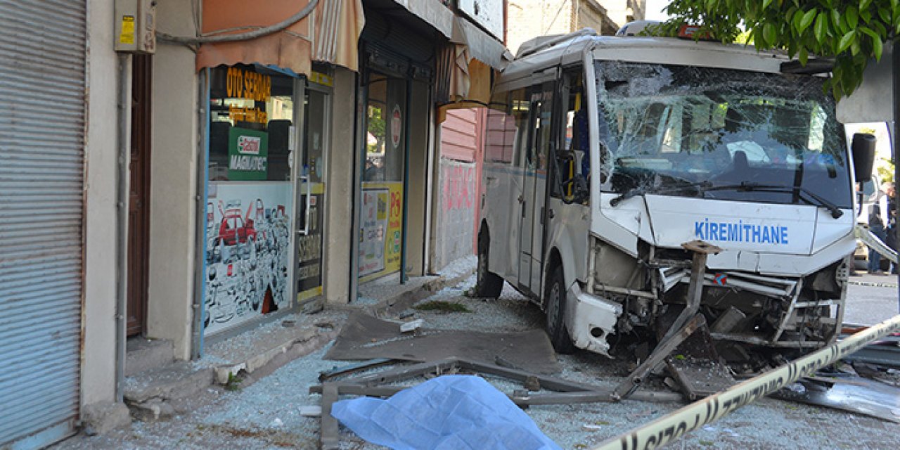 Adana'da kontrolden çıkan minibüs dehşet saçtı