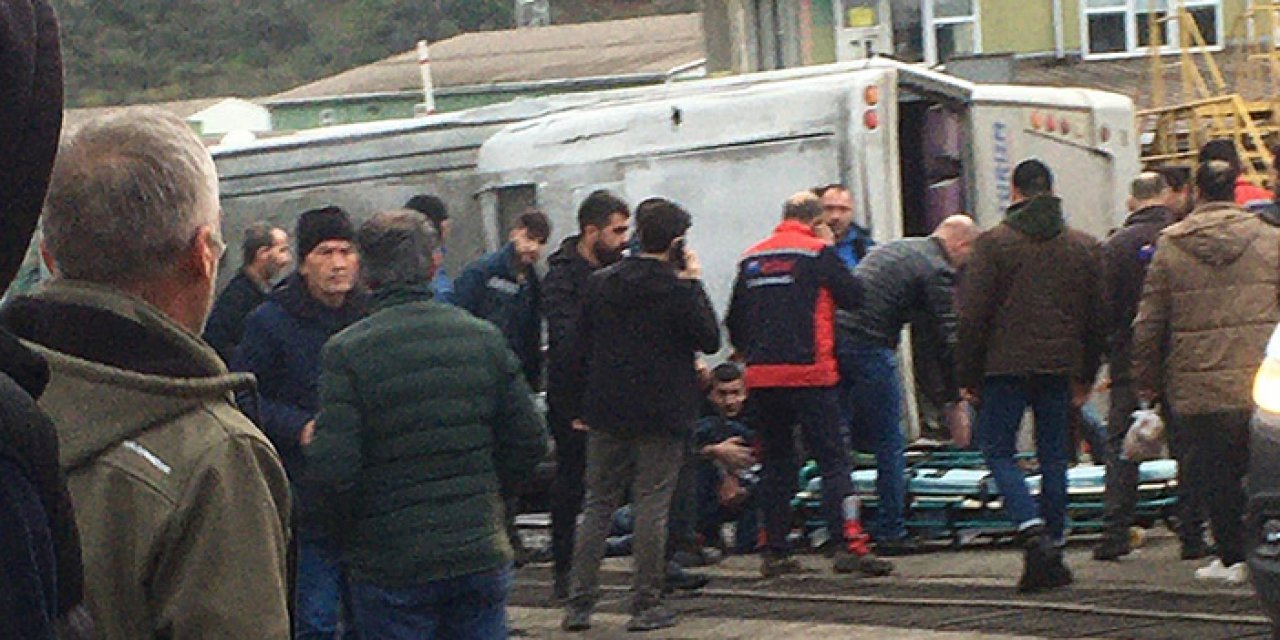 İşçileri taşıyan minibüs devrildi: 17 yaralı