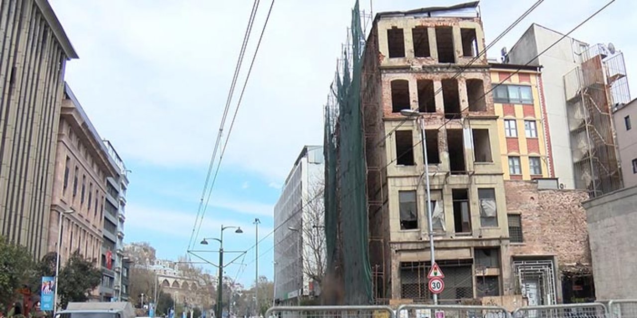 Karaköy'deki metruk bina tamamen çöktü