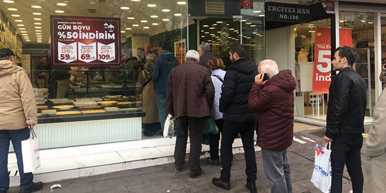 Kızılay'da ucuz baklava alabilmek için kuyruk beklediler