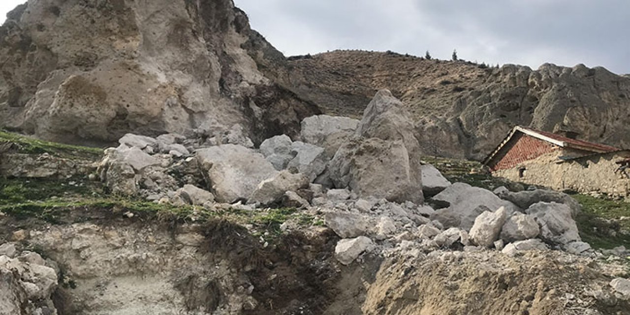 Fayın başladığı noktada kopan kaya parçaları korkutuyor