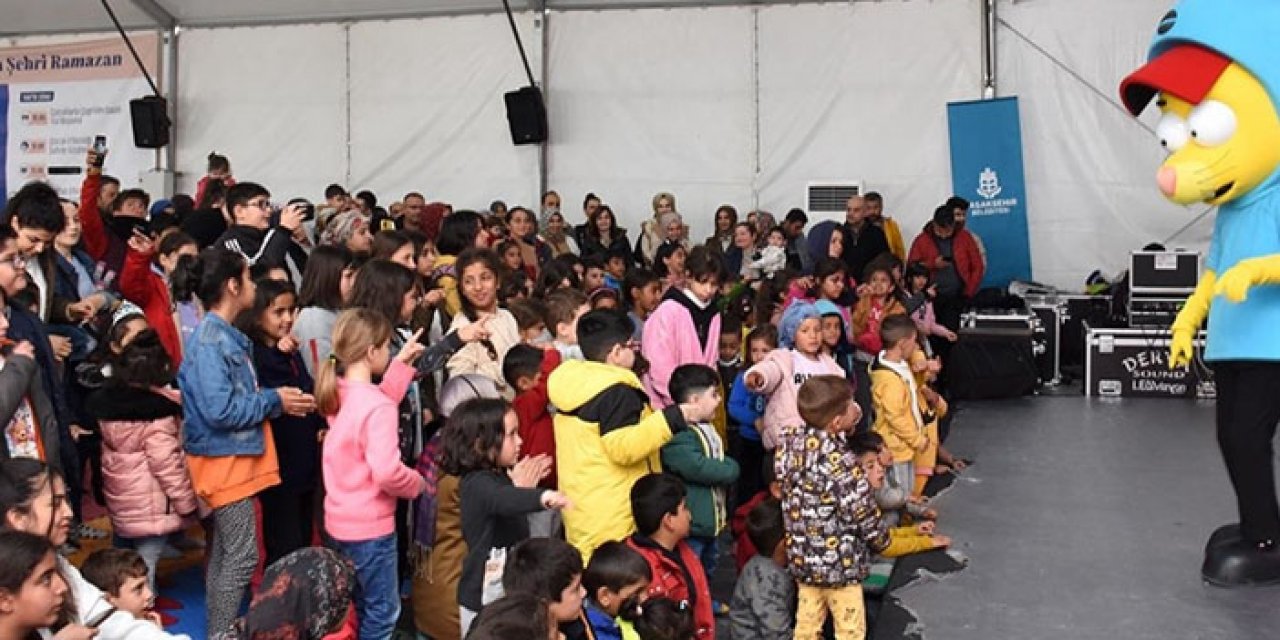 Depremzede çocuklara Kral Şakir sürprizi