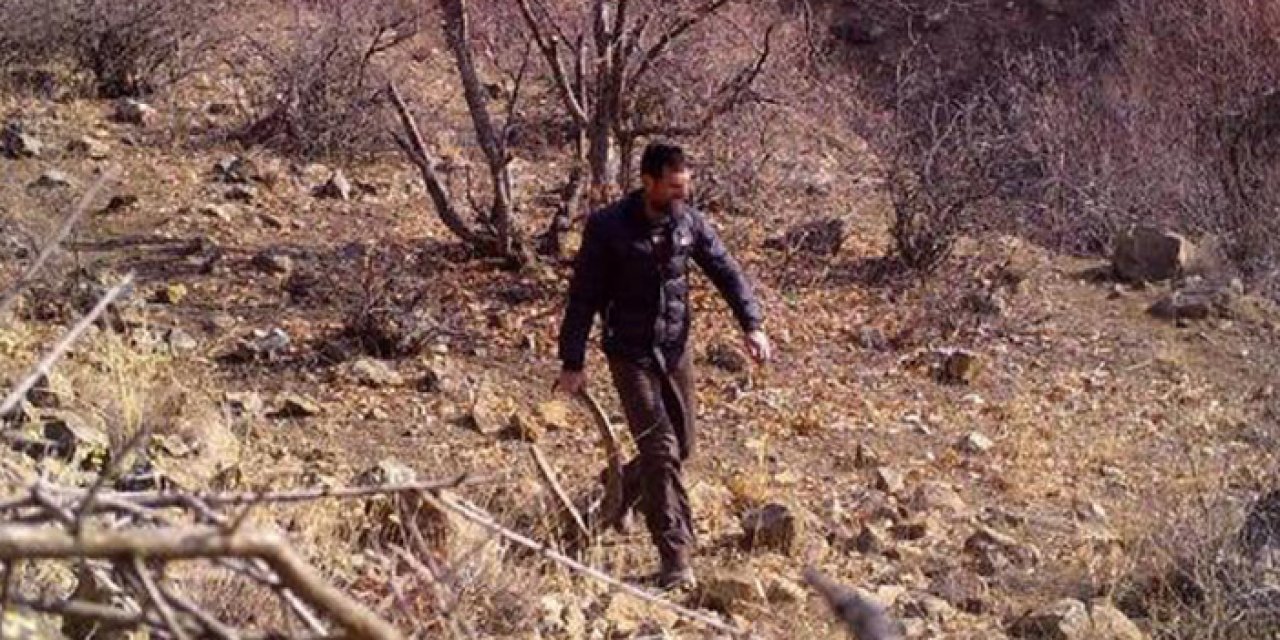 Elindeki boynuzla fotokapana yakalandı