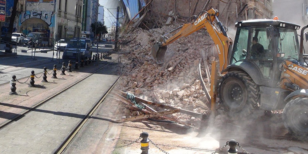 Beyoğlu’nda çöken bina tramvay seferlerini vurdu