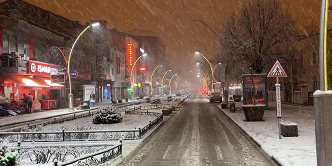 Bayburt’a Nisan ayında kar yağdı