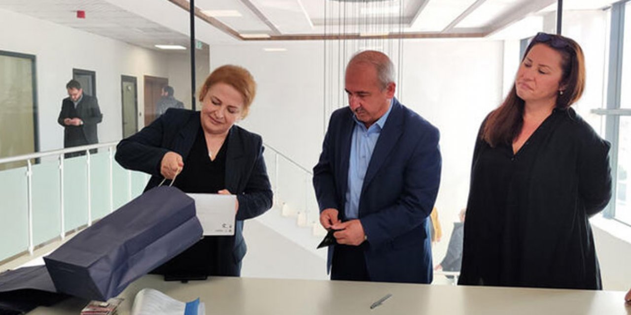 Depremzede gazetecilere ekipman desteği