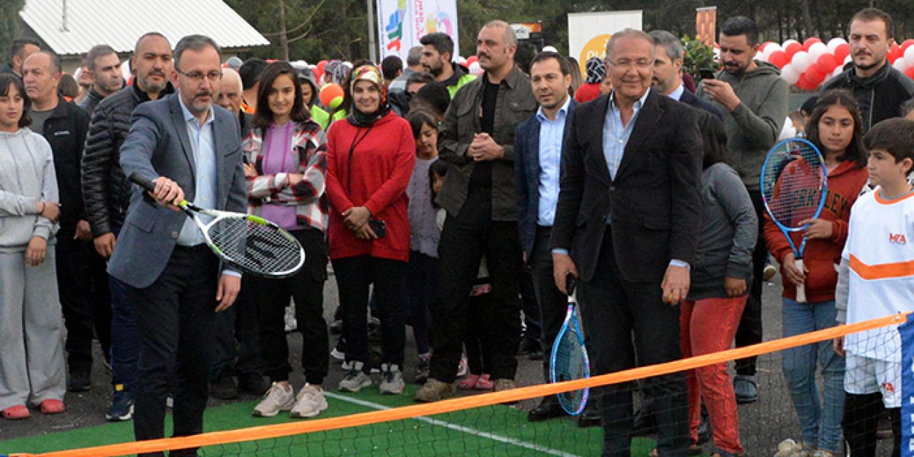 Bakan Kasapoğlu deprem bölgesinde portatif tenis kortu açtı