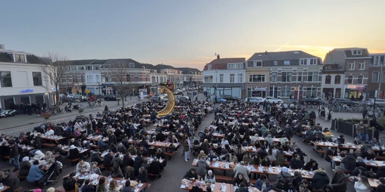 Hollanda'da 1500 kişilik sokak iftarı