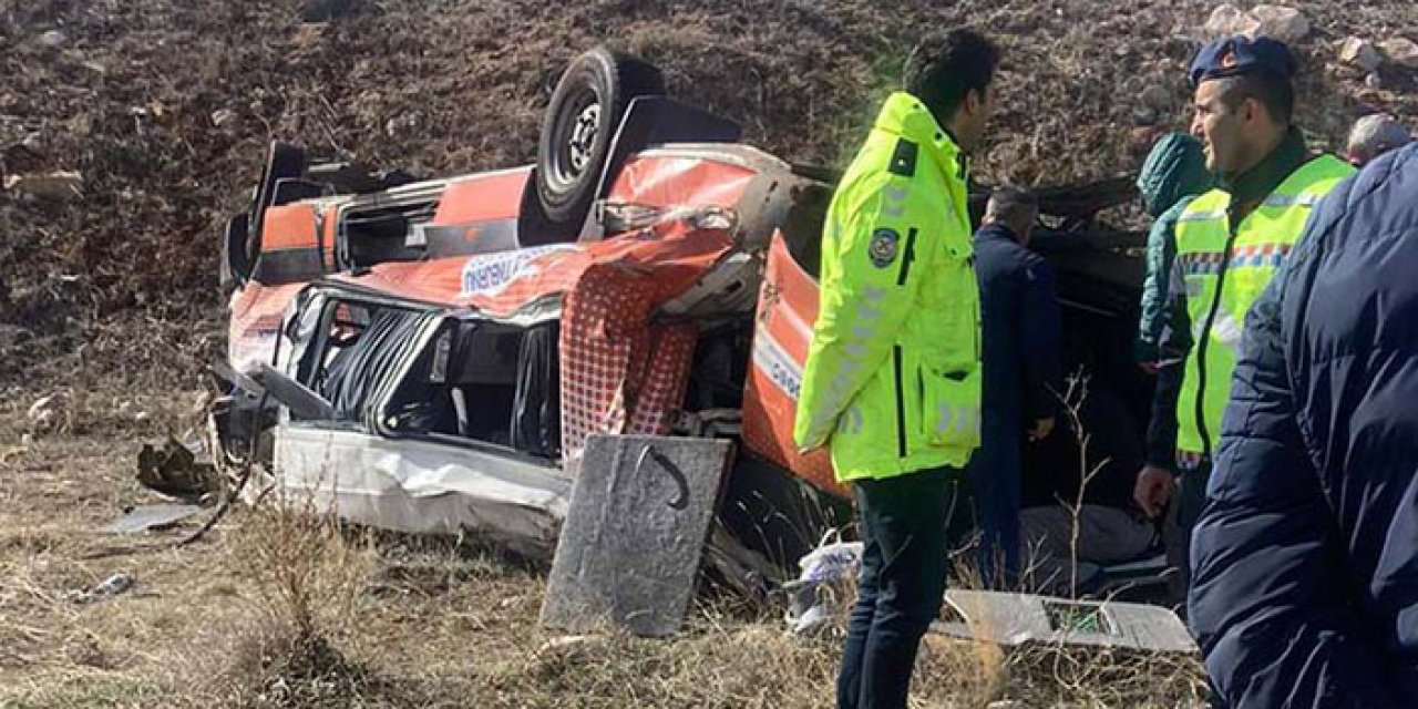 Cenaze aracı şarampole uçtu: 3 yaralı 2 ölü