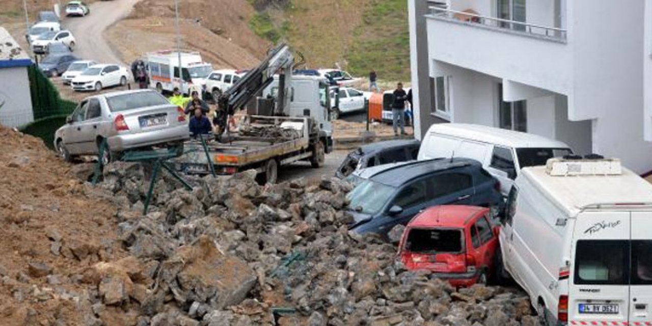 İstinat duvarı çöktü: 8 araç hasar gördü