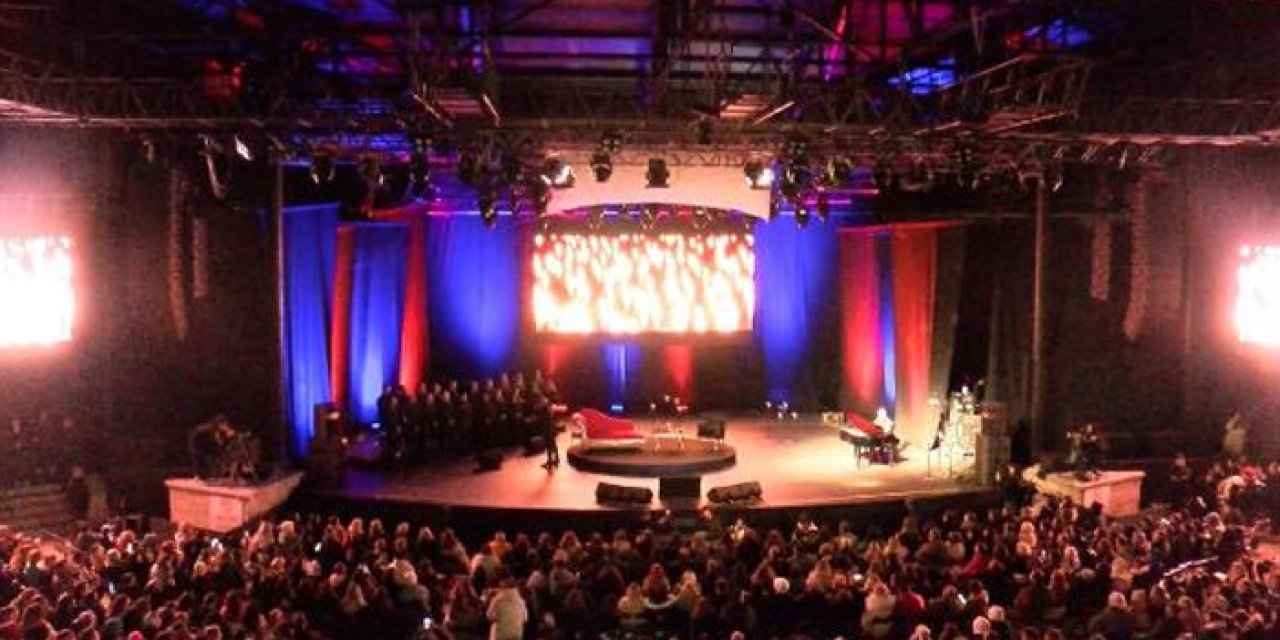 Tiyatro depremzede öğrenciler için açıldı