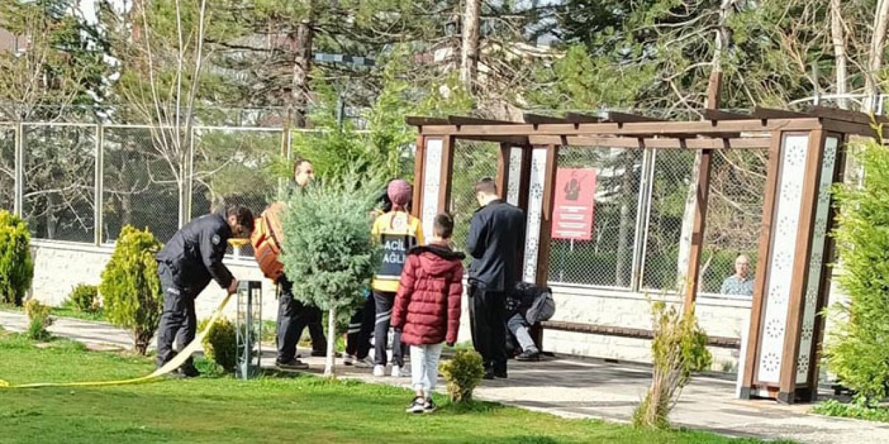 Parktaki kameriyede erkek cesedi bulundu