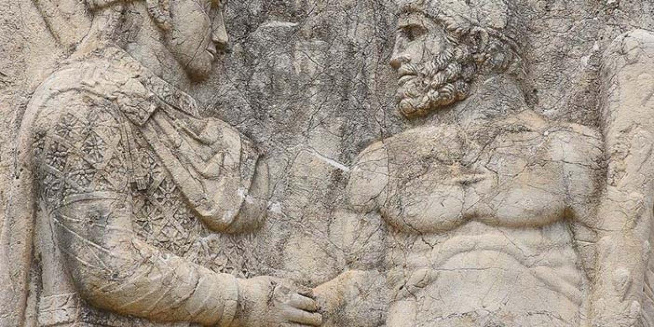 Depremde sağlam kalanlardan biride ‘Tokalaşma Steli’ oldu