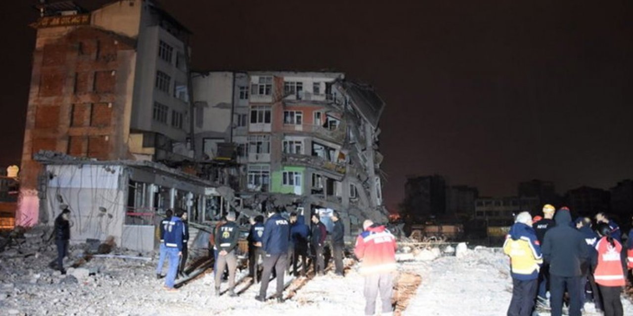 5 katlı bina kendiliğinden çöktü