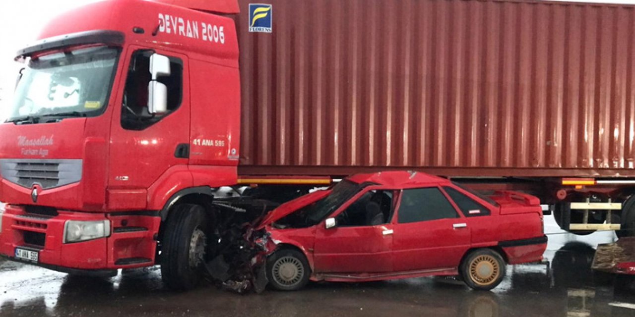 Araç TIR’ın altında kaldı: 2 yaralı