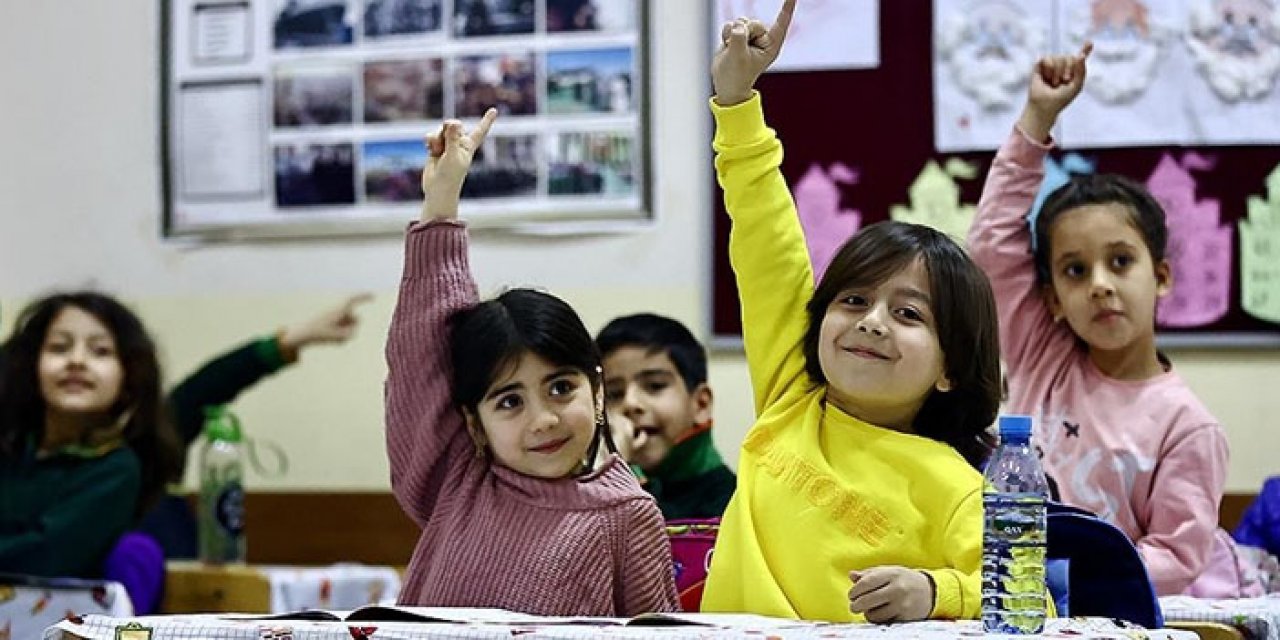 Deprem sonrası öğrenciler okula dönmeye başladı