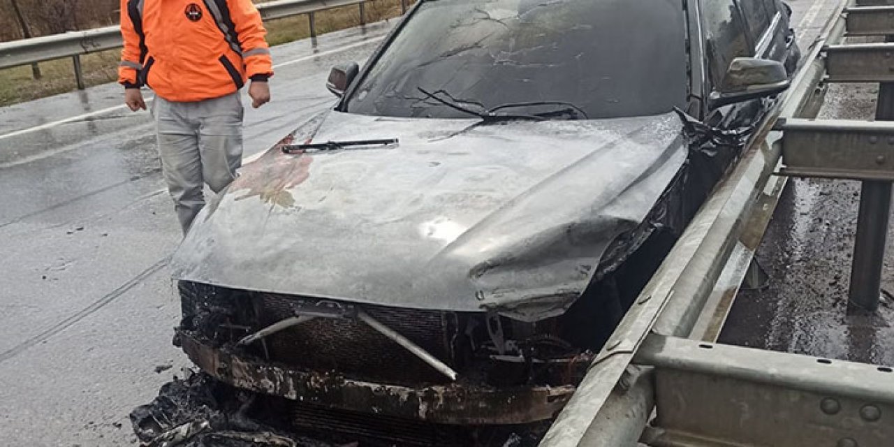 Bariyerlere çarpan araç alev aldı