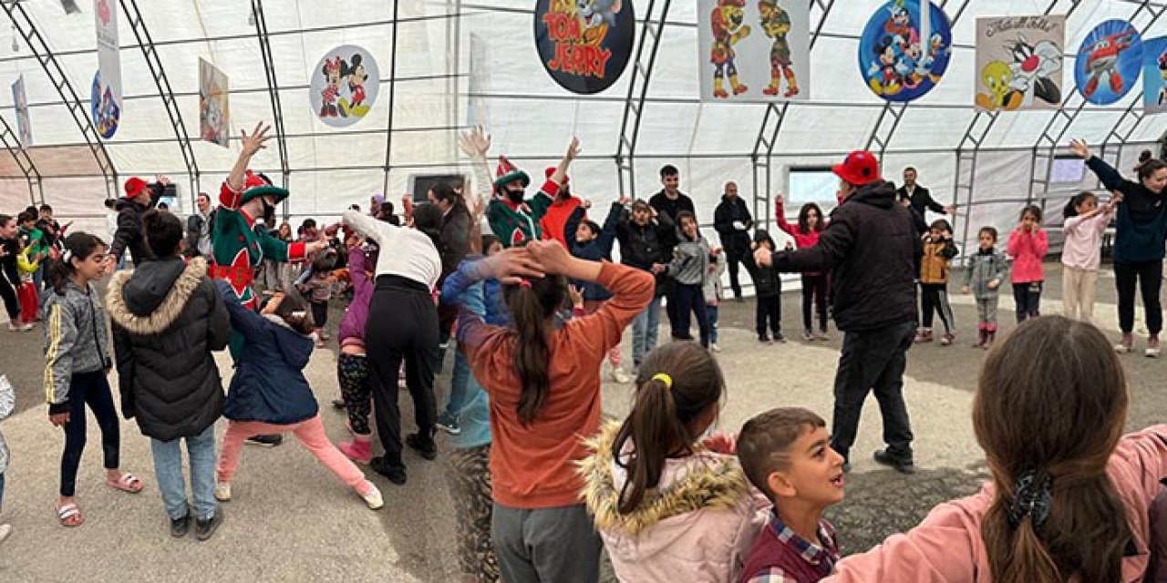 Hacivat-Karagöz depremzede çocuklar için sahnede