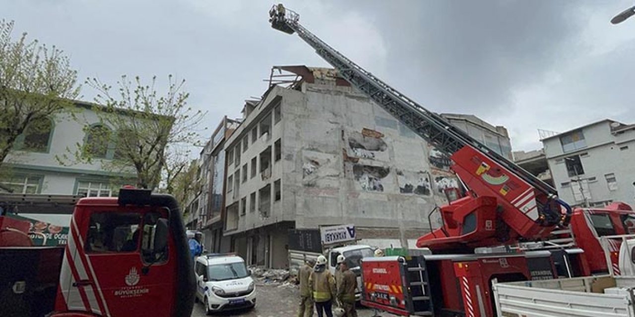 Boşaltılan apartman çöktü: 2 hurdacı yaralandı