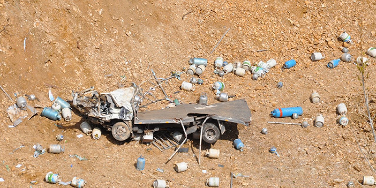 Uçuruma yuvarlanan kamyon şoförü öldü