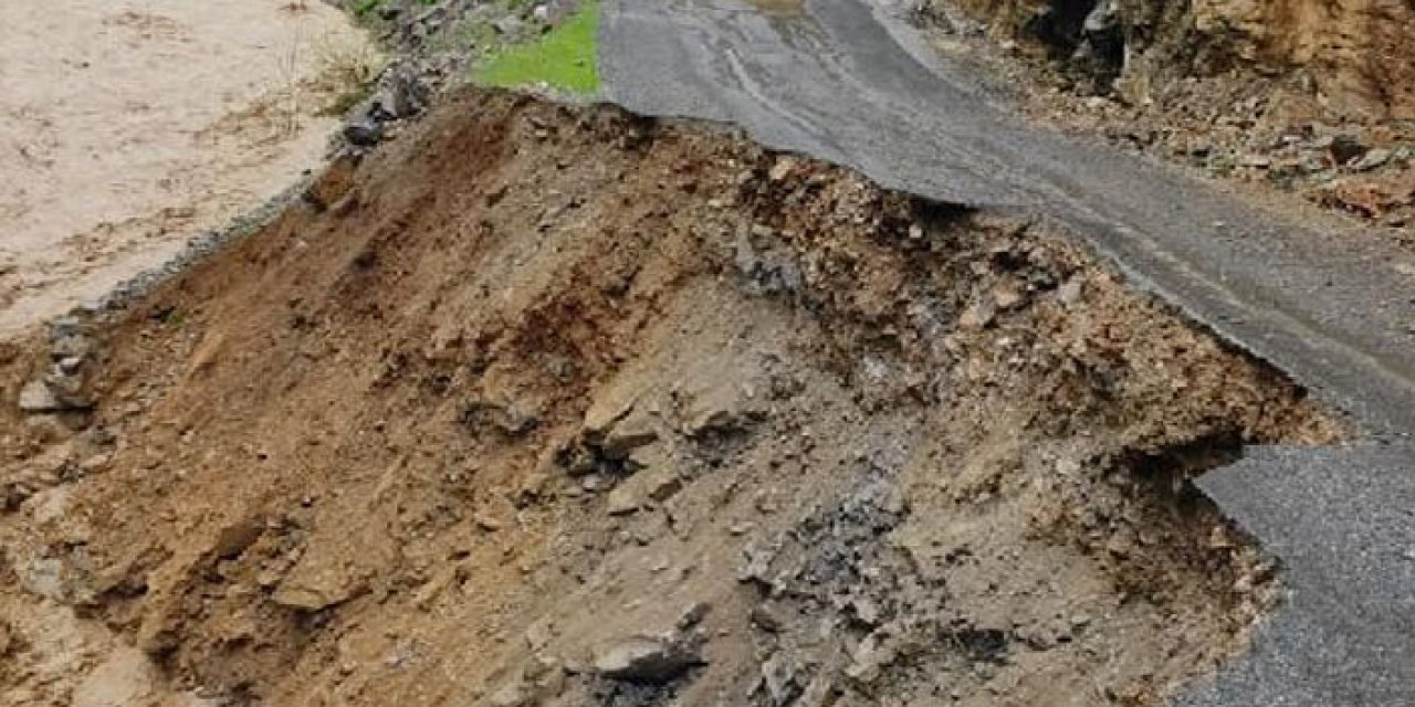 Yağış nedeniyle yollar çöktü