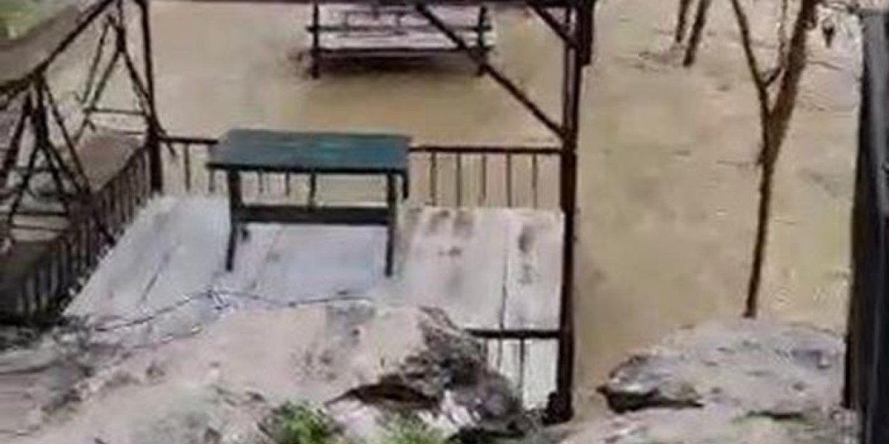 Çay taştı; Bahçeler su altında kaldı