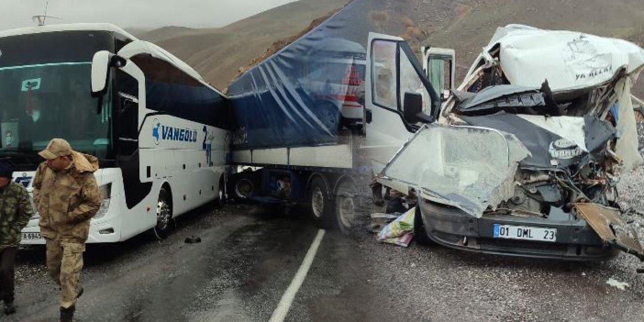 Yolcu otobüsü karşıdan gelen araçlarla çarpıştı