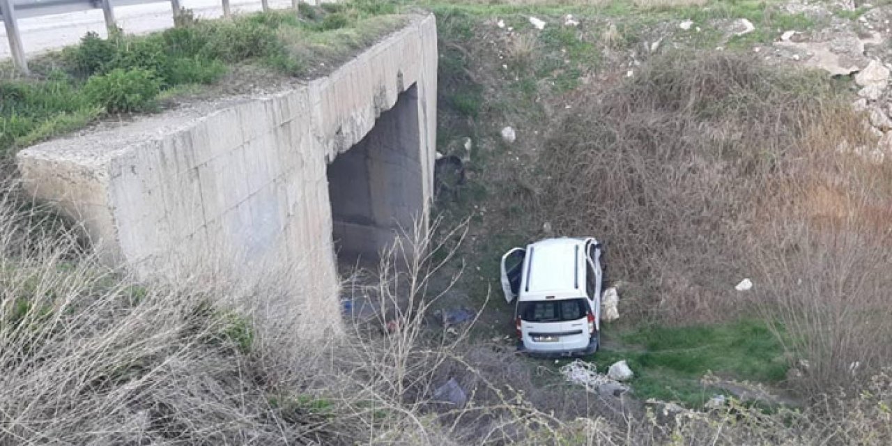 Araç dere yatağına devrildi: 3 yaralı