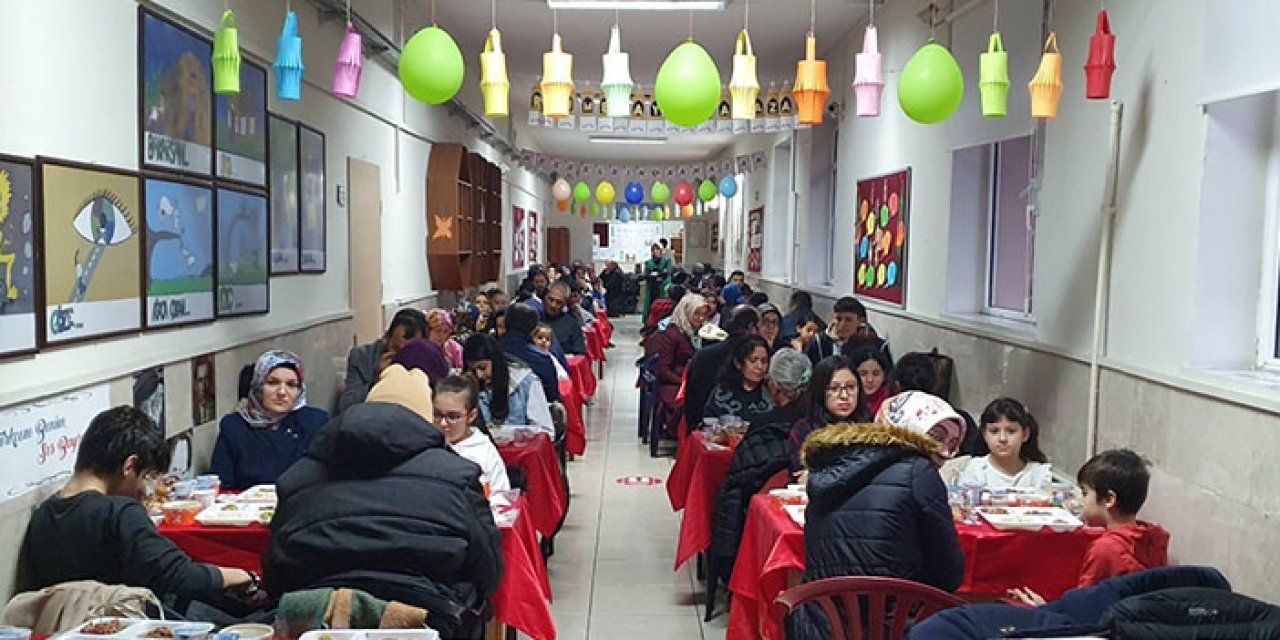 Başöğretmen Atatürk Ortaokulu’ndan depremzedelere iftar