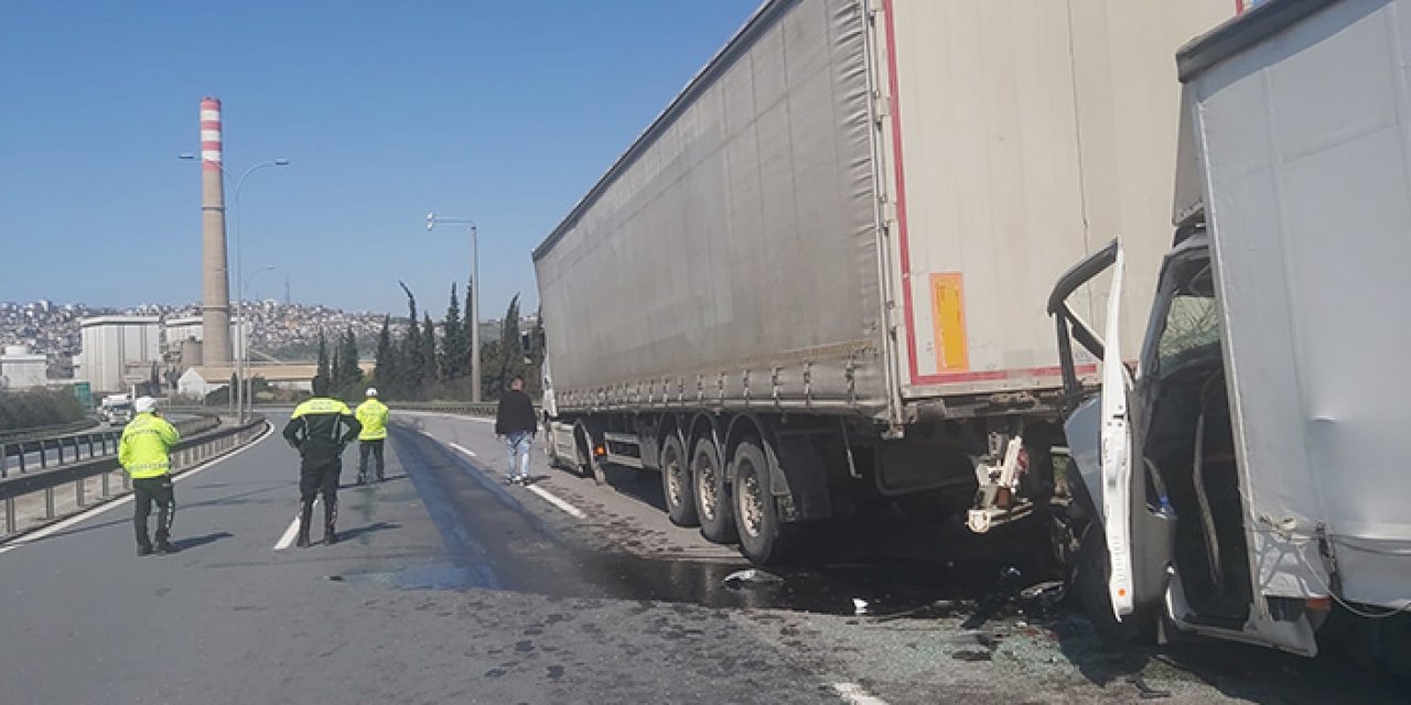 Lastiği patlayan TIR'a çarpan sürücü yaralandı