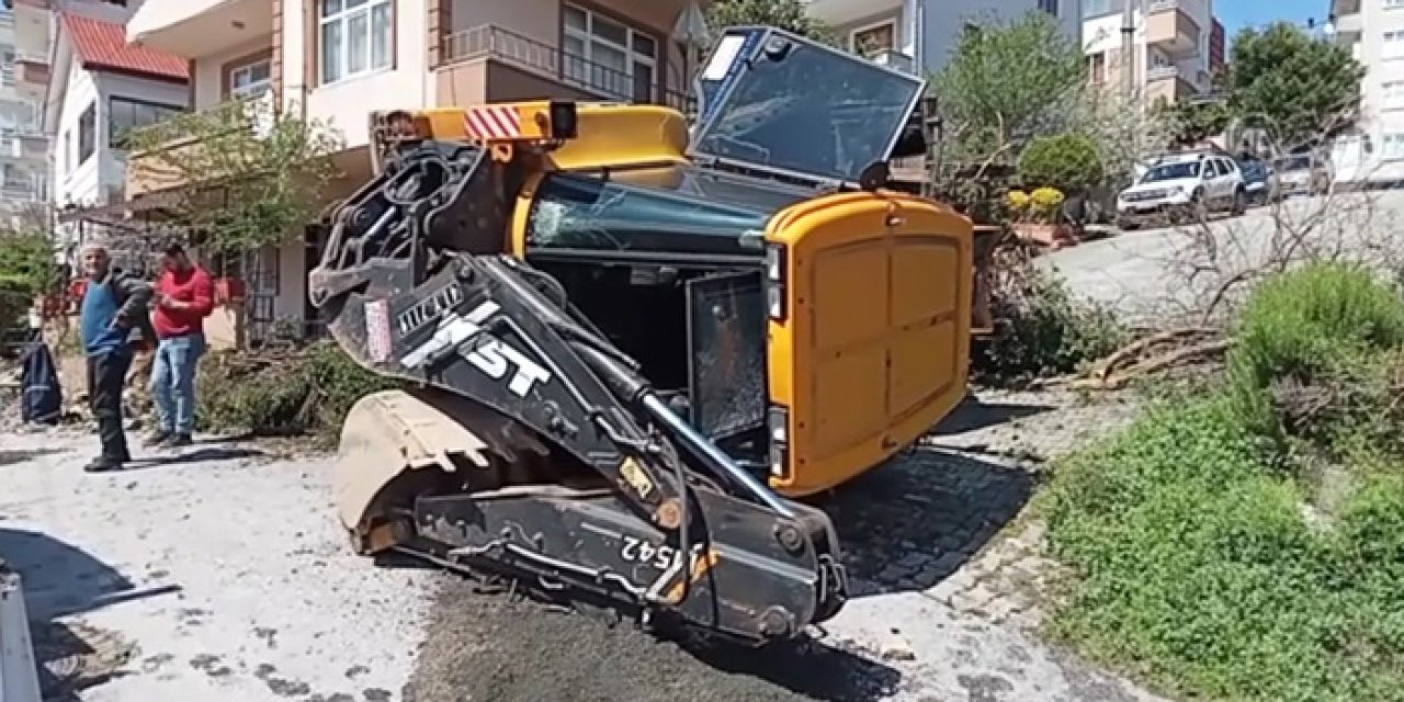 İş makinesi bahçeye devrildi; 2 yaralı