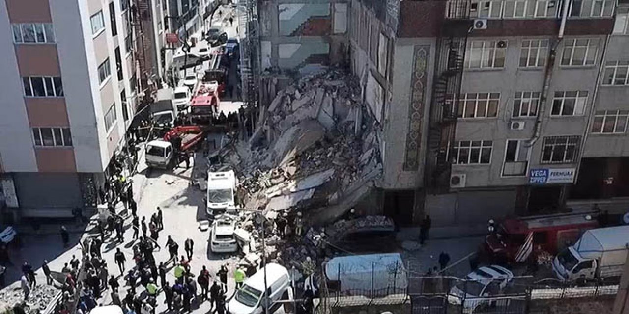 Yine yaşandı: İstanbul'da metruk bina araçların üzerine çöktü