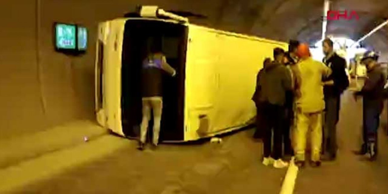 Servis aracı devrildi: 4 yaralı