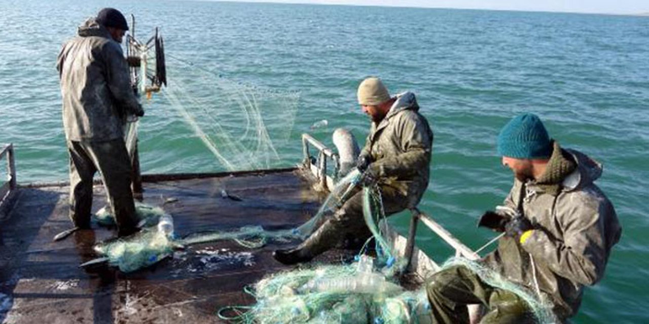 Vanlı balıkçılar ağlarını son kez attı