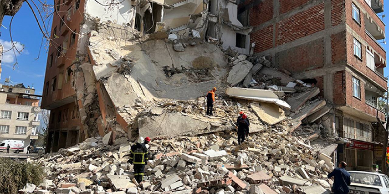 Ağır hasarlı bina çöktü