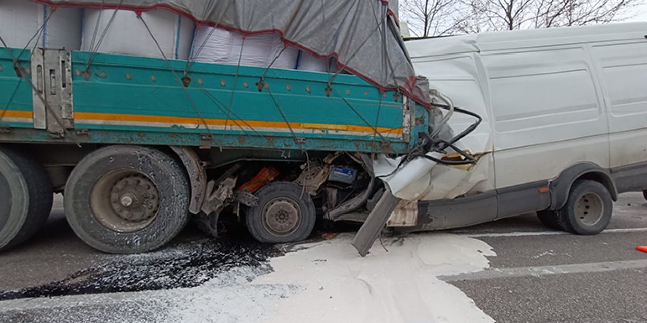 Bursa’da minibüs TIR’a çarptı: 2 ölü
