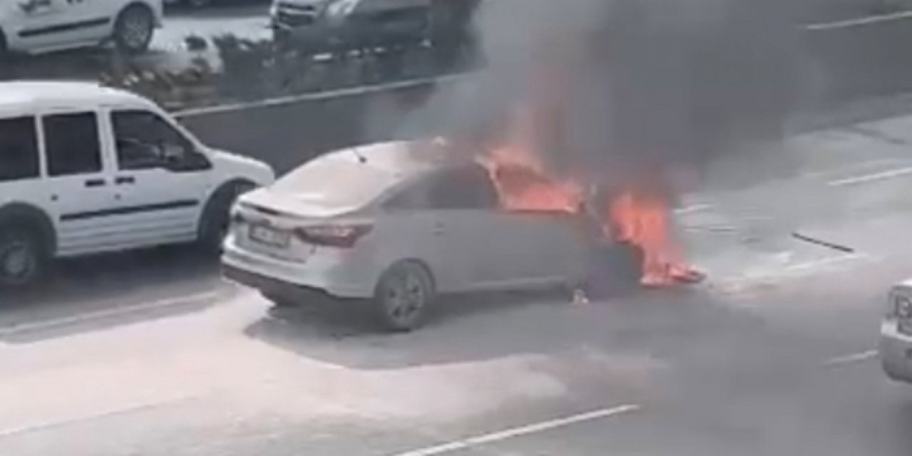 Seyir halindeki otomobilin yandığı anlar kameralara yansıdı