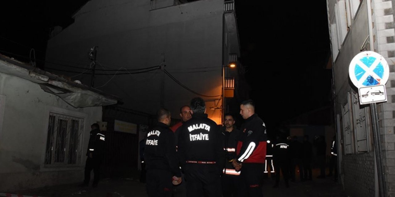 Malatya'da 4 katlı bina kısmen çöktü