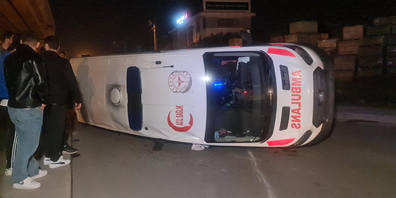 Ambulans ile halk otobüsü çarpıştı: 3 yaralı