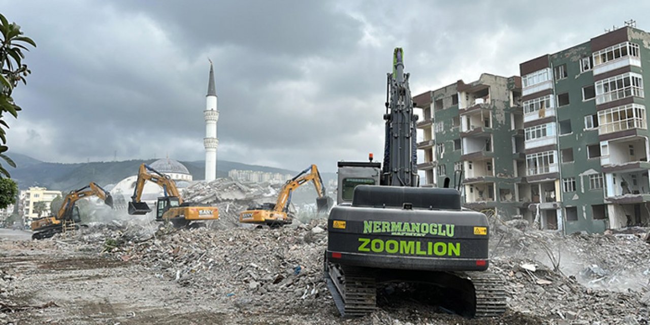 Hatay'da bina yıkımları 75 mahallede devam ediyor