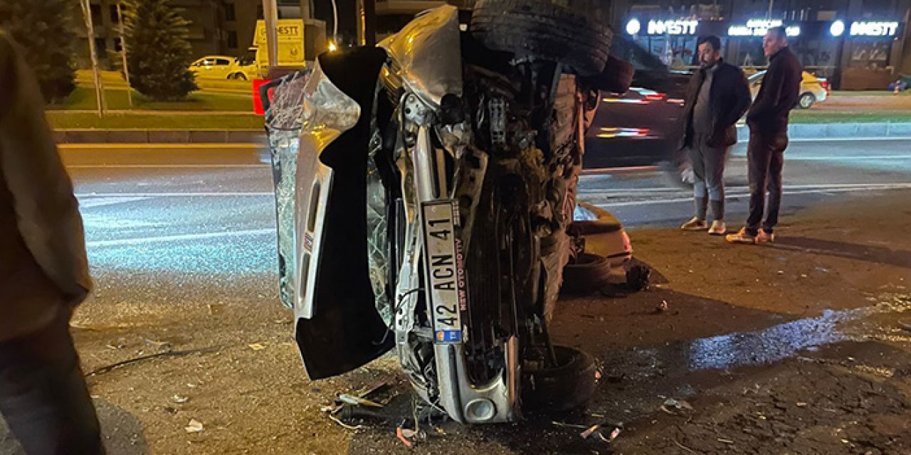 Kontrolünü kaybeden araç refüje çarptı 3 yaralı