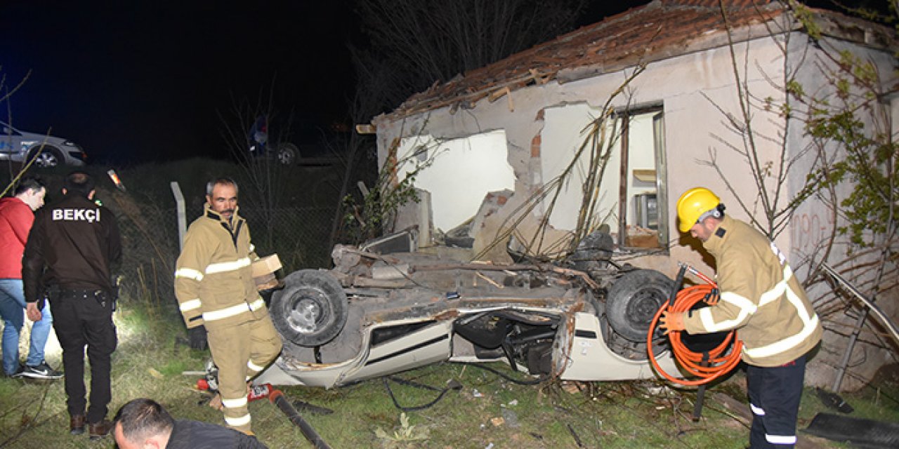 Yoldan çıkıp eve çarpan sürücü öldü