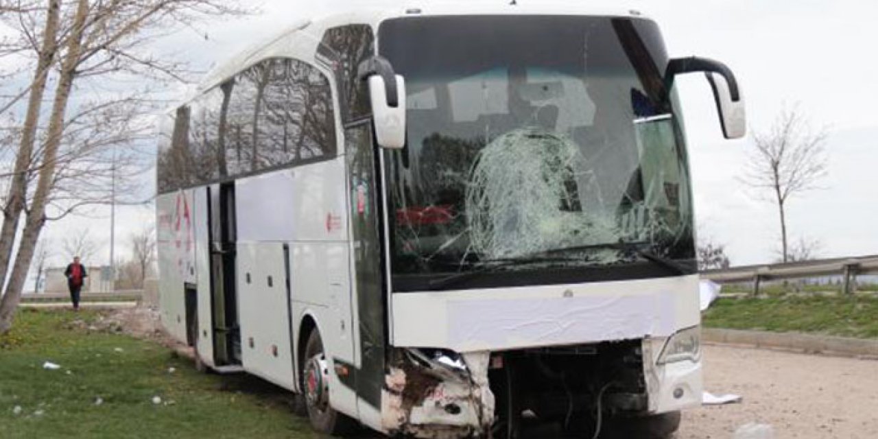 Önce bariyerlere çarptı sonra savruldu: 17 kişi yaralandı