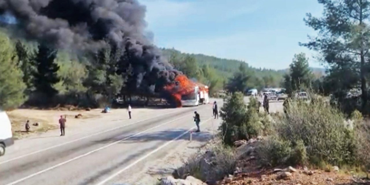 Alev topuna dönen yolcu otobüsü kullanılamaz hale geldi